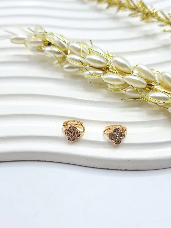 گوشواره قفلی طرح ونکلیف طلایی نگین دار